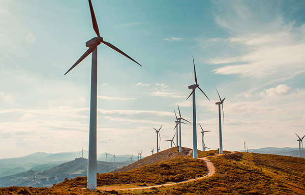 风力发电机为什么烦懑速旋转？